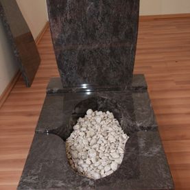 Urnenanlage mit Steinen